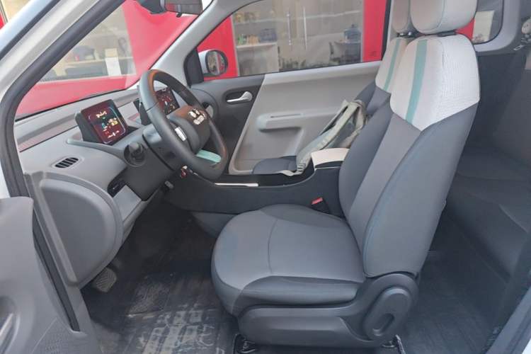 Used CHANGAN NEVO Lumin 2022 155 km – Refreshingly Sweet Edition Left Front Seat