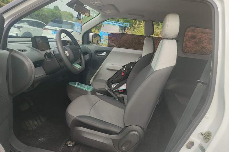 Used CHANGAN NEVO Lumin 2022 155 km – Refreshingly Sweet Edition Left Front Seat