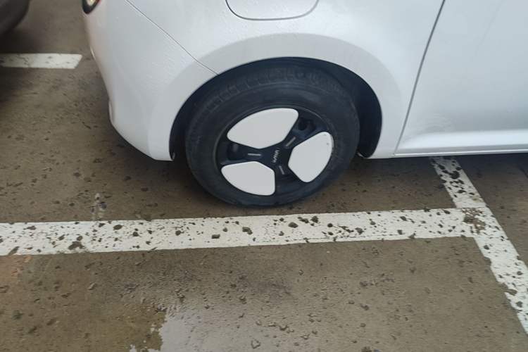 Used CHANGAN NEVO Lumin 2022 155 km – Refreshingly Sweet Edition Left Front Wheel Hub