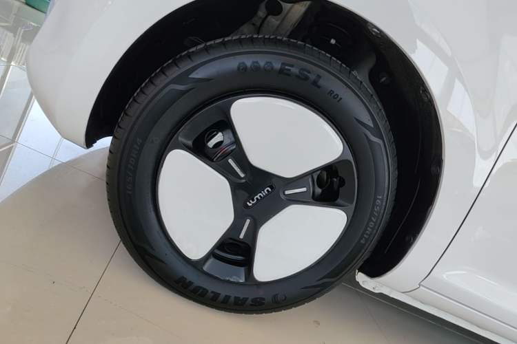 Used CHANGAN NEVO Lumin 2022 155 km – Refreshingly Sweet Edition Left Front Wheel Hub