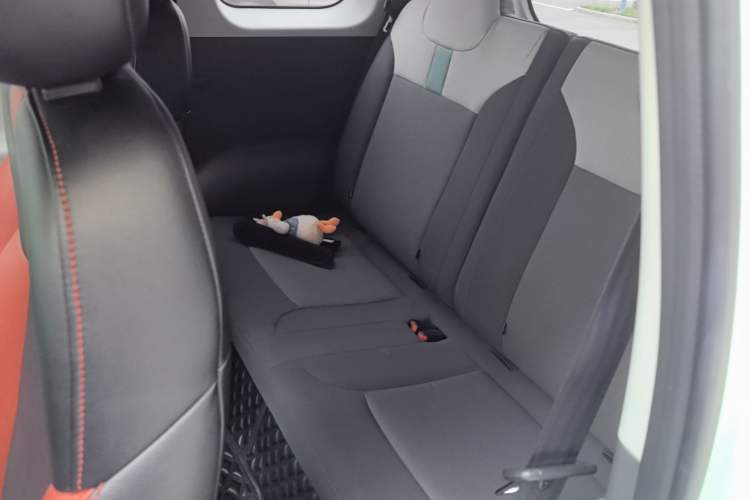 Used CHANGAN NEVO Lumin 2022 155 km – Refreshingly Sweet Edition Left Rear Seat