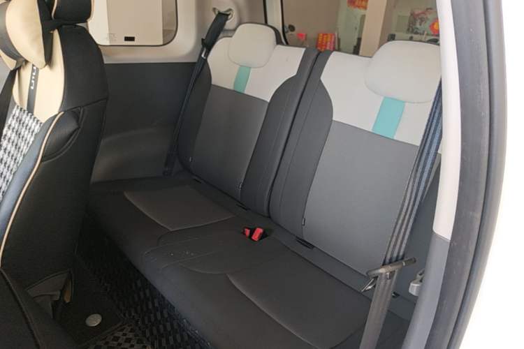 Used CHANGAN NEVO Lumin 2022 155 km – Refreshingly Sweet Edition Left Rear Seat