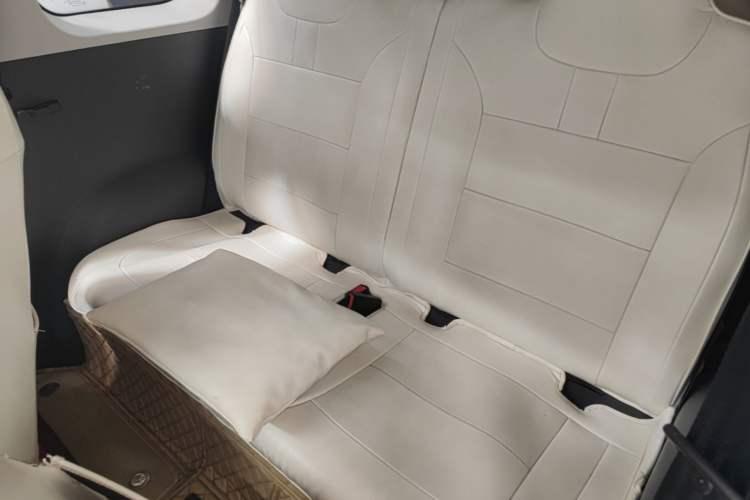 Used CHANGAN NEVO Lumin 2022 155 km – Refreshingly Sweet Edition Left Rear Seat