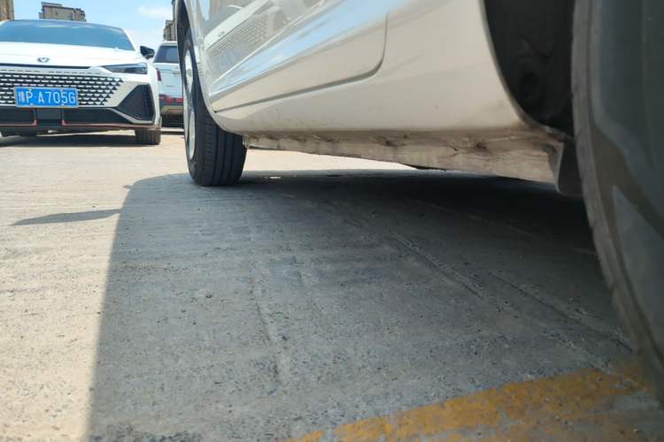 Used CHANGAN NEVO Lumin 2022 155 km – Refreshingly Sweet Edition Left Side Sill