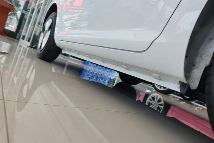 Used CHANGAN NEVO Lumin 2022 155 km – Refreshingly Sweet Edition Left Side Sill