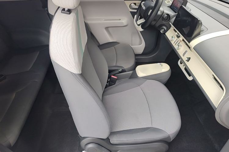 Used CHANGAN NEVO Lumin 2022 155 km – Refreshingly Sweet Edition Right Front Seat