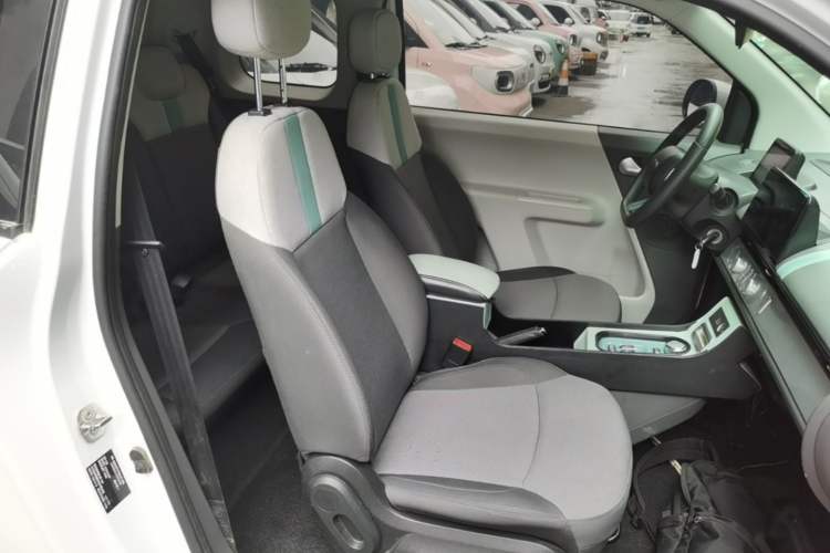 Used CHANGAN NEVO Lumin 2022 155 km – Refreshingly Sweet Edition Right Front Seat