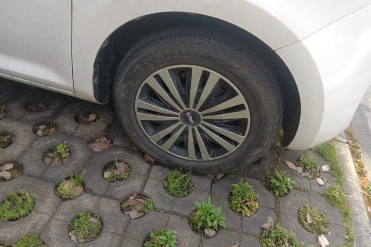Used CHANGAN NEVO Lumin 2022 155 km – Refreshingly Sweet Edition Right Front Wheel Hub