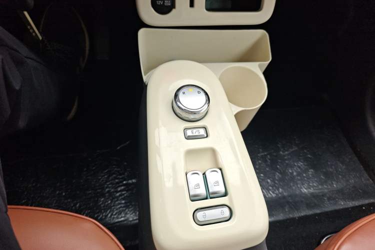 Used CHANGAN NEVO Lumin 2022 155 km – Refreshingly Sweet Edition Gear Lever
