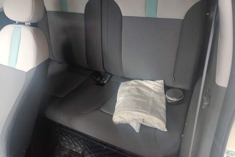 Used CHANGAN NEVO Lumin 2022 155 km – Refreshingly Sweet Edition Left Rear Seat