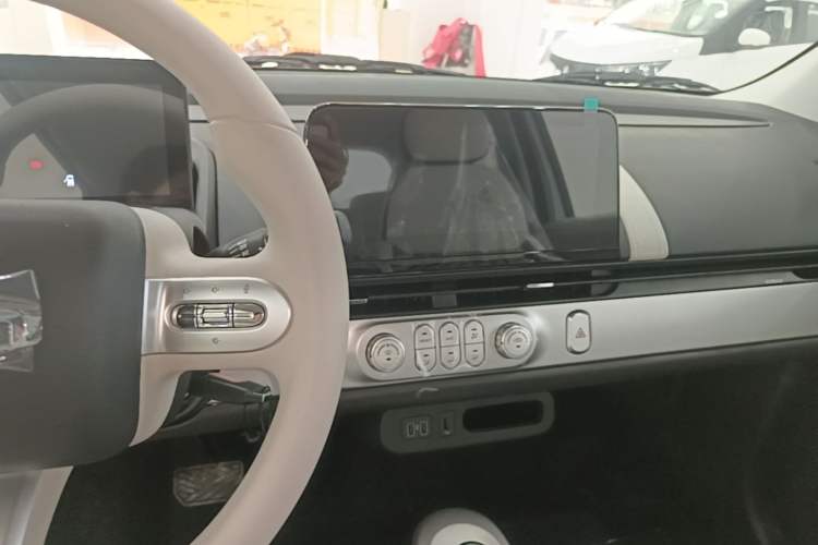 Used CHANGAN NEVO Lumin 2026 Model Treasure Edition 205km Beloved Beige Guoxuan Audio And AC Panel
