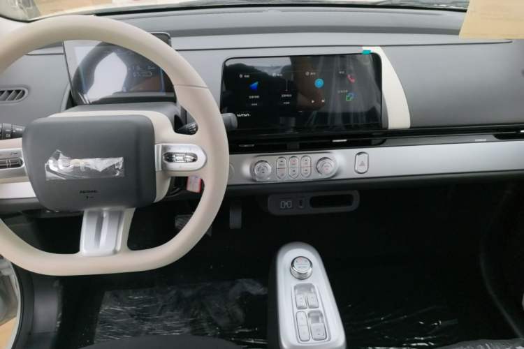 Used CHANGAN NEVO Lumin 2026 Model Treasure Edition 205km Passionate Beige Ningde Center Console