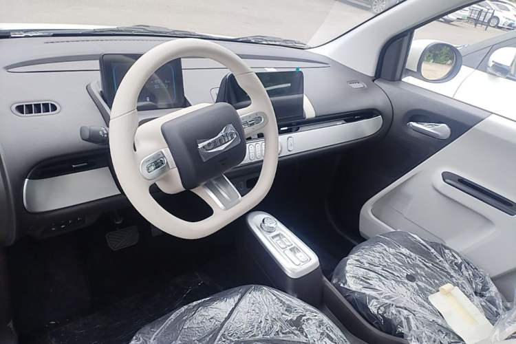 Used CHANGAN NEVO Lumin 2026 Model Treasure Edition 205km Passionate Beige Ningde Center Console
