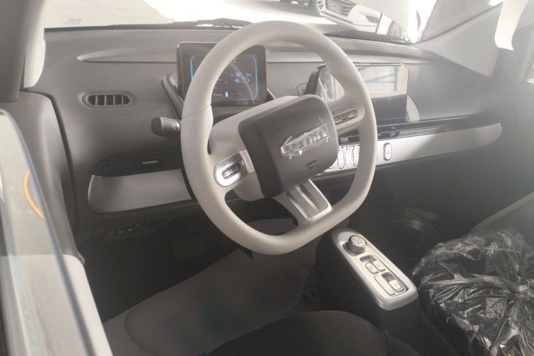 Used CHANGAN NEVO Lumin 2026 Model Treasure Edition 205km Beloved Beige Guoxuan Center Console