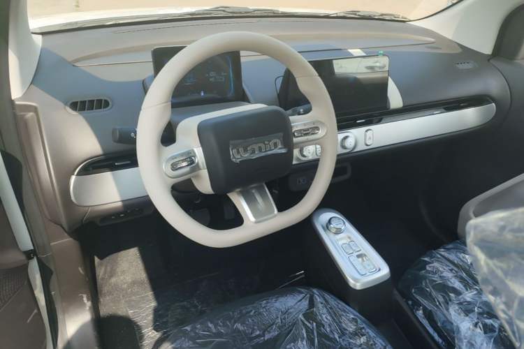 Used CHANGAN NEVO Lumin 2026 Model Treasure Edition 205km Passionate Beige Ningde Center Console