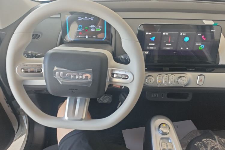 Used CHANGAN NEVO Lumin 2026 Model Treasure Edition 205km Beloved Beige Guoxuan Center Console