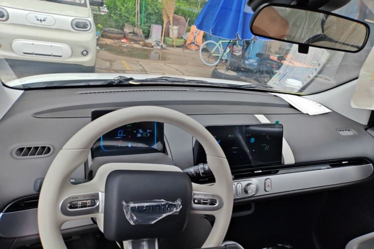 Used CHANGAN NEVO Lumin 2026 Model Treasure Edition 205km Beloved Beige Guoxuan Center Console