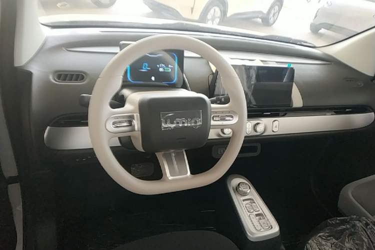 Used CHANGAN NEVO Lumin 2026 Model Treasure Edition 205km Passionate Beige Ningde Center Console