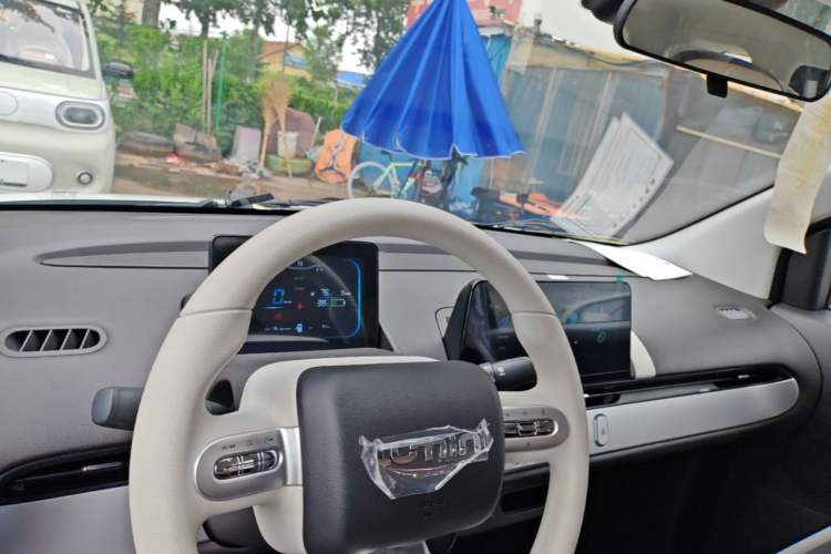 Used CHANGAN NEVO Lumin 2026 Model Treasure Edition 205km Beloved Beige Guoxuan Center Console