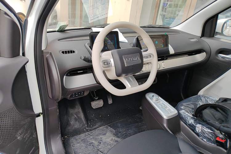 Used CHANGAN NEVO Lumin 2026 Model Treasure Edition 205km Passionate Beige Ningde Center Console