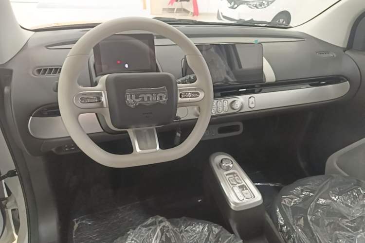 Used CHANGAN NEVO Lumin 2026 Model Treasure Edition 205km Beloved Beige Guoxuan Center Console