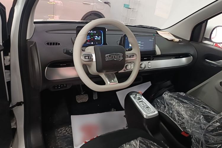 Used CHANGAN NEVO Lumin 2026 Model Treasure Edition 205km Passionate Beige Ningde Center Console