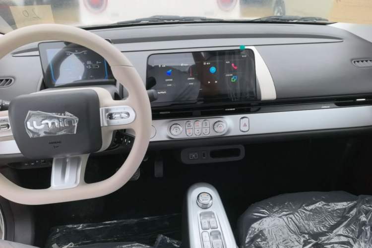 Used CHANGAN NEVO Lumin 2026 Model Treasure Edition 205km Passionate Beige Ningde Center Console