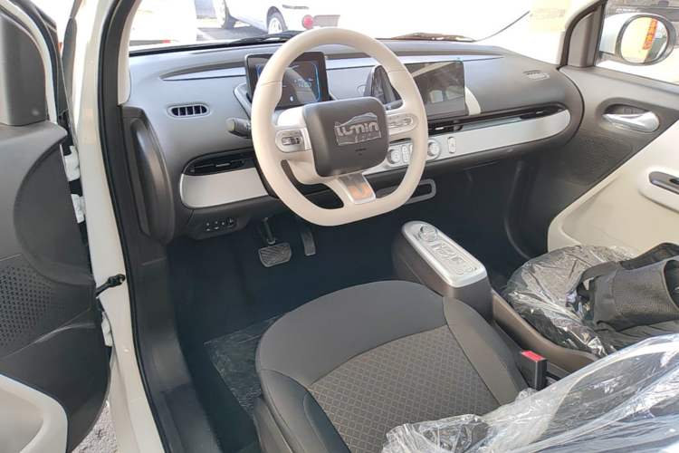 Used CHANGAN NEVO Lumin 2026 Model Treasure Edition 205km Passionate Beige Ningde Center Console