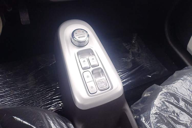 Used CHANGAN NEVO Lumin 2026 Model Treasure Edition 205km Passionate Beige Ningde Gear Lever