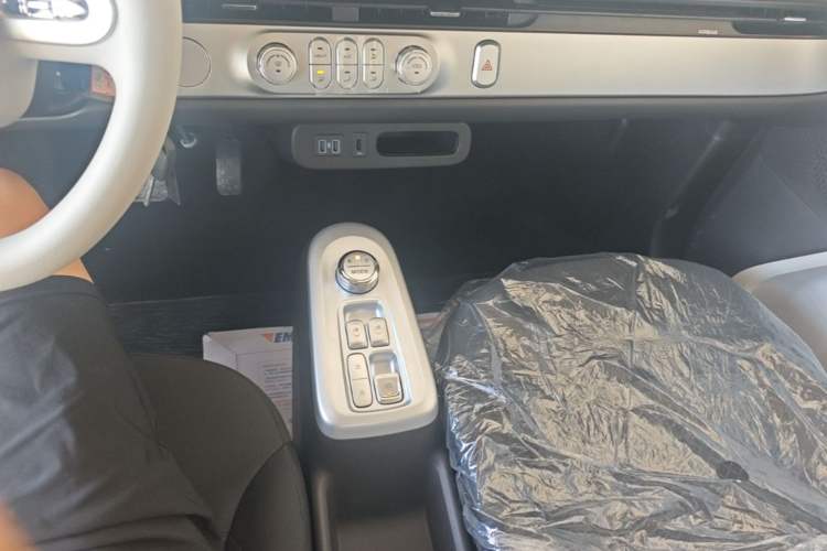 Used CHANGAN NEVO Lumin 2026 Model Treasure Edition 205km Beloved Beige Guoxuan Gear Lever