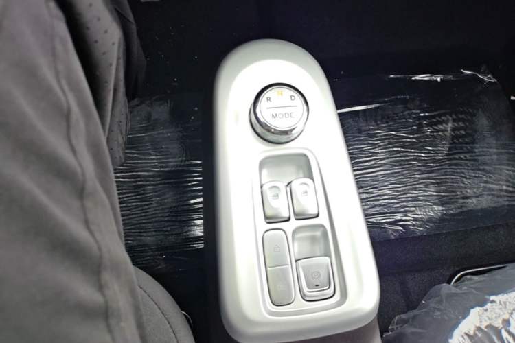 Used CHANGAN NEVO Lumin 2026 Model Treasure Edition 205km Beloved Beige Guoxuan Gear Lever