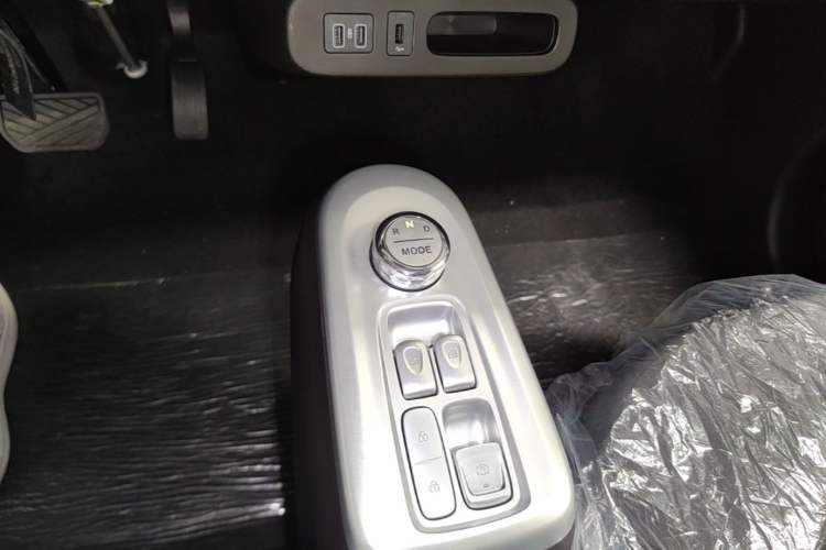 Used CHANGAN NEVO Lumin 2026 Model Treasure Edition 205km Passionate Beige Ningde Gear Lever