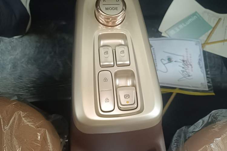 Used CHANGAN NEVO Lumin 2026 Model Treasure Edition 205km Passionate Beige Ningde Gear Lever