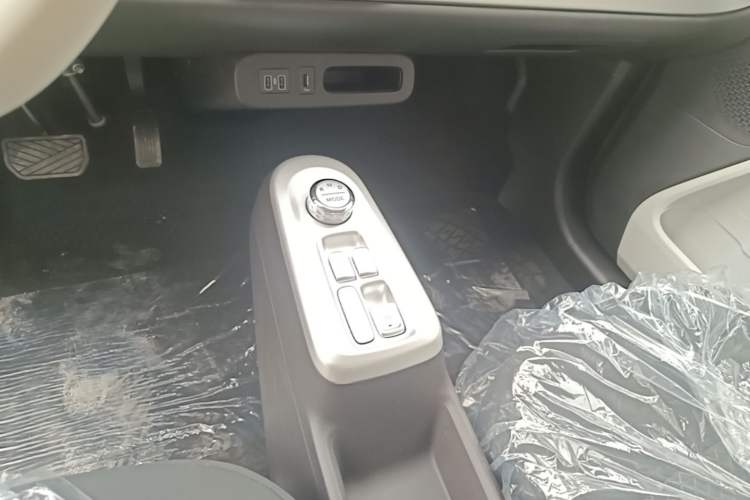 Used CHANGAN NEVO Lumin 2026 Model Treasure Edition 205km Beloved Beige Guoxuan Gear Lever