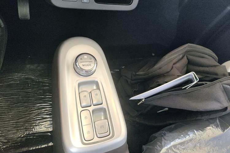 Used CHANGAN NEVO Lumin 2026 Model Treasure Edition 205km Passionate Beige Ningde Gear Lever