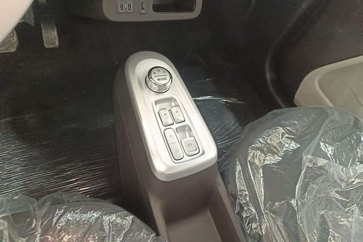 Used CHANGAN NEVO Lumin 2026 Model Treasure Edition 205km Beloved Beige Guoxuan Gear Lever