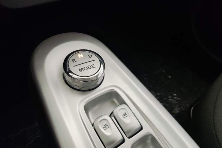 Used CHANGAN NEVO Lumin 2026 Model Treasure Edition 205km Beloved Beige Guoxuan Gear Lever