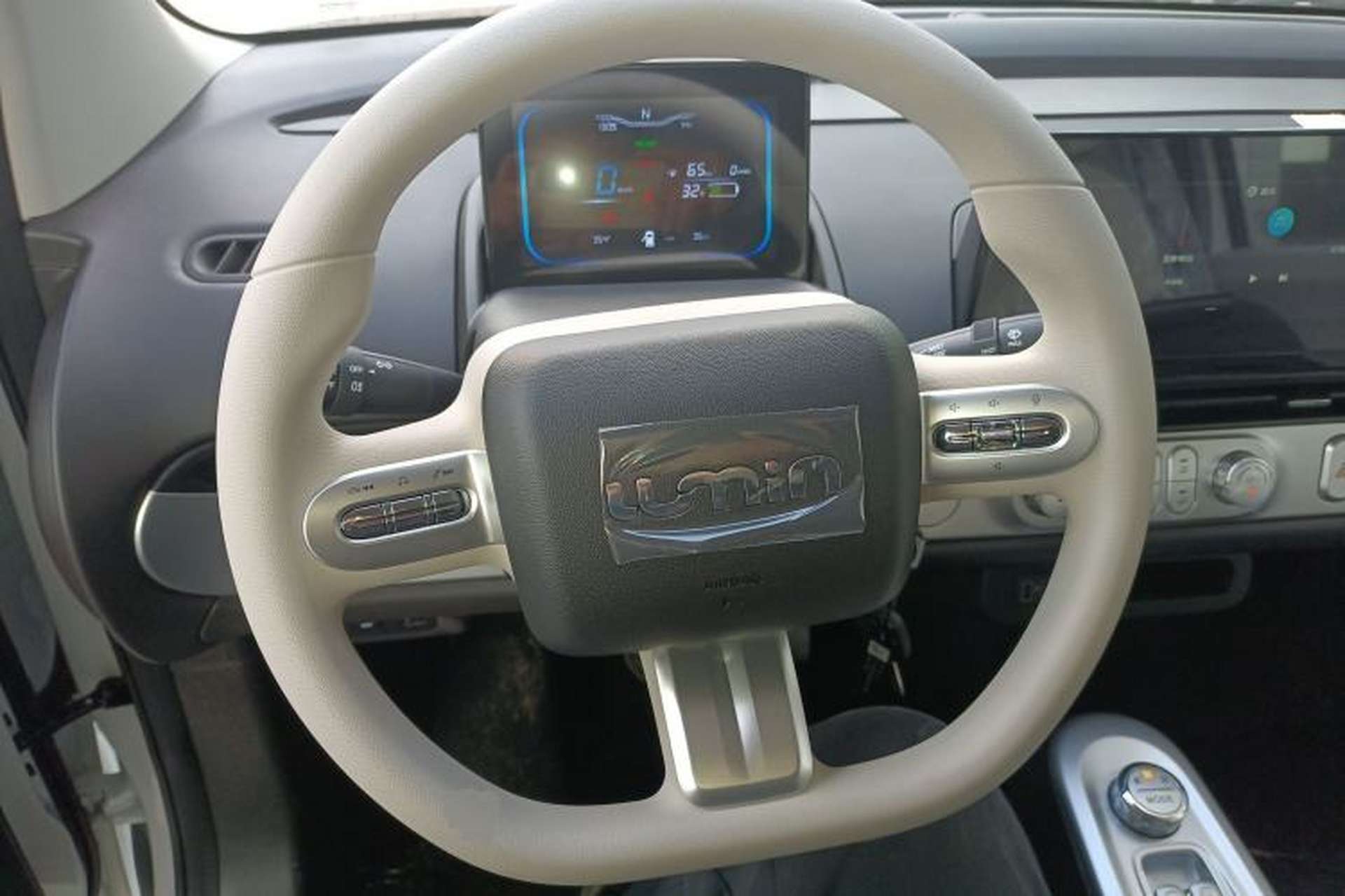Used CHANGAN NEVO Lumin 2026 Model Treasure Edition 205km Beloved Beige Guoxuan Steering Wheel