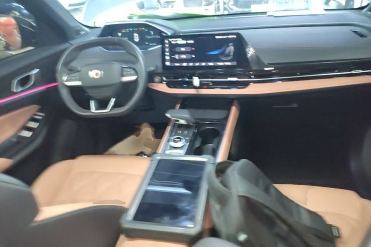 Used CHANGAN NEVO Q05 2024 Truly Delicious Version 125" Beyond-Performance Model CATL Center Console