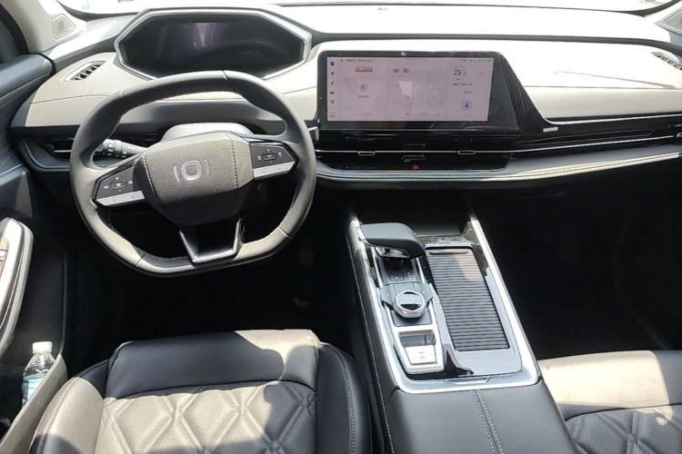 Used CHANGAN NEVO Q05 2024 Truly Delicious Version 125" Beyond-Performance Model CATL Center Console