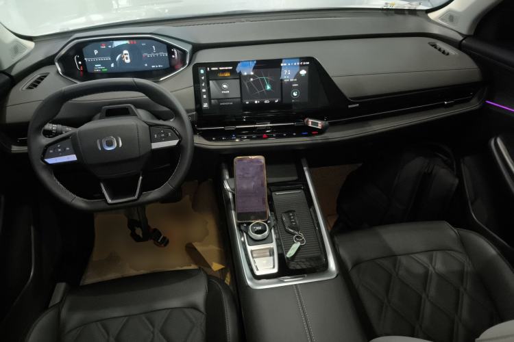 Used CHANGAN NEVO Q05 2024 Truly Delicious Version 125 Excellence Edition CATL Center Console