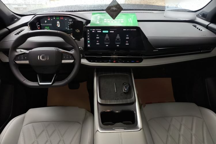 Used CHANGAN NEVO Q05 2025 Truly Delicious Version 125 Deluxe Edition Center Console