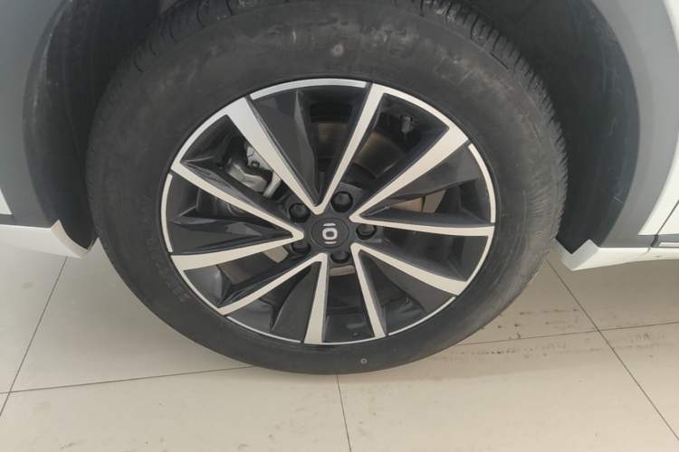 Used CHANGAN NEVO Q05 2025 Truly Delicious Version 125 Leading-Edge Edition Left Front Wheel Hub