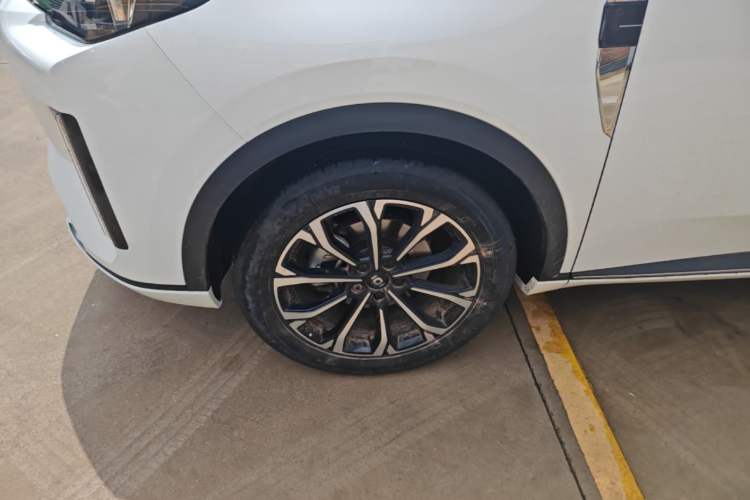 Used CHANGAN NEVO Q05 2025 Truly Delicious Version 125cc Beyond-Excellent Type Left Front Wheel Hub