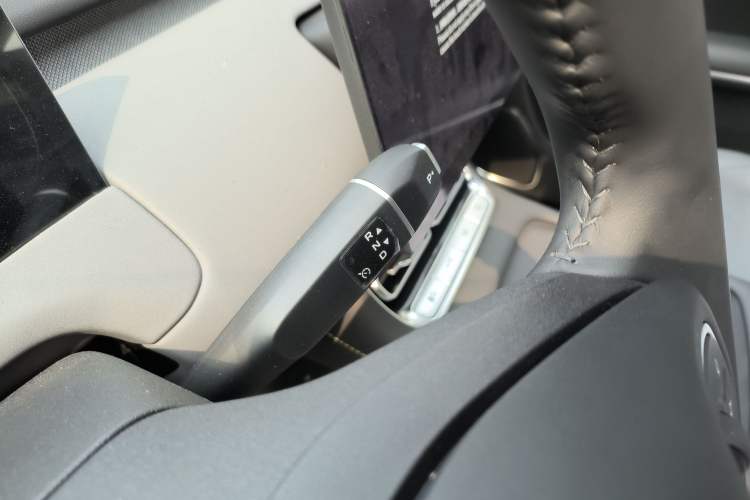 Used CHANGAN NEVO Q05 2026 Model 506 Max Gear Lever
