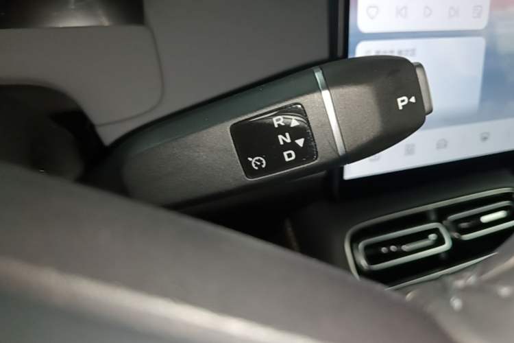 Used CHANGAN NEVO Q05 2026 Model 506 Max Gear Lever