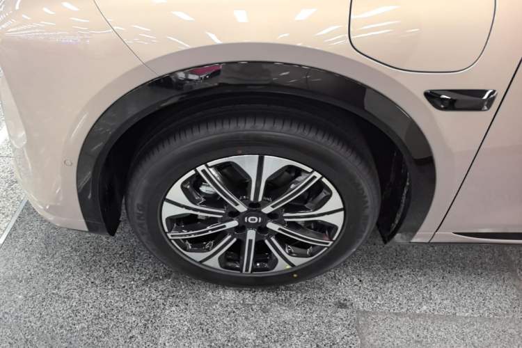 Used CHANGAN NEVO Q05 2026 Model 506 Laser Intelligent Edition Left Front Wheel Hub
