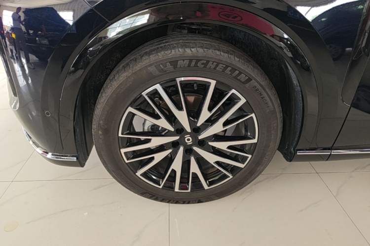 Used CHANGAN NEVO Q07 2025 Model 215 Laser Flagship Left Front Wheel Hub