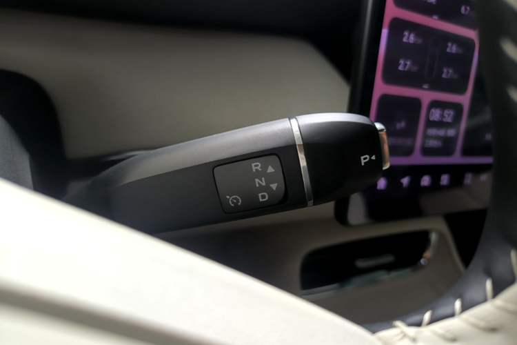 Used CHANGAN NEVO Q07 2025 Model 215 Laser Flagship PLUS Gear Lever