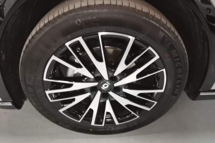 Used CHANGAN NEVO Q07 2025 Model 215 Laser Flagship PLUS Left Front Wheel Hub